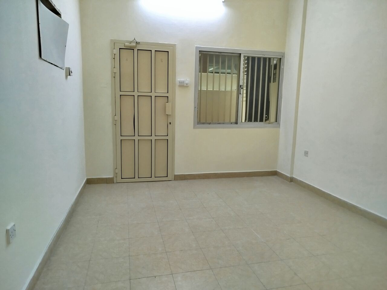 Salmaniya, Apartments, Flats, Houses & Villas, BHD 140/month,  Studio,  1Bath Kitchen. 1Room Studio Flat Including Electricity. In -(((Salmaniya)))