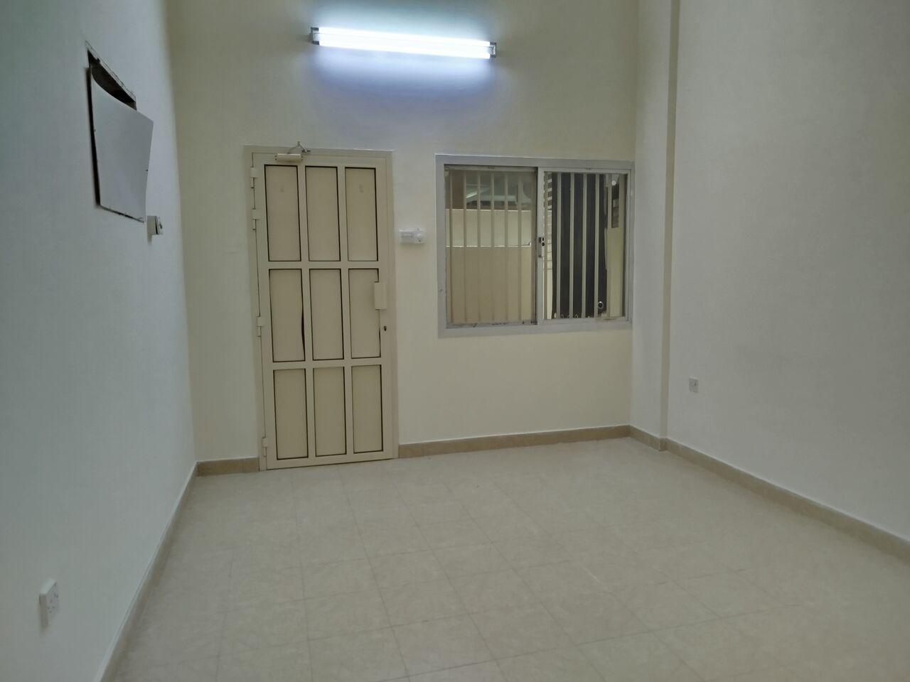 Salmaniya, Apartments, Flats, Houses & Villas, BHD 140/month,  Studio,  1Bath Kitchen. 1Room Studio Flat Including Electricity. In -(((Salmaniya)))
