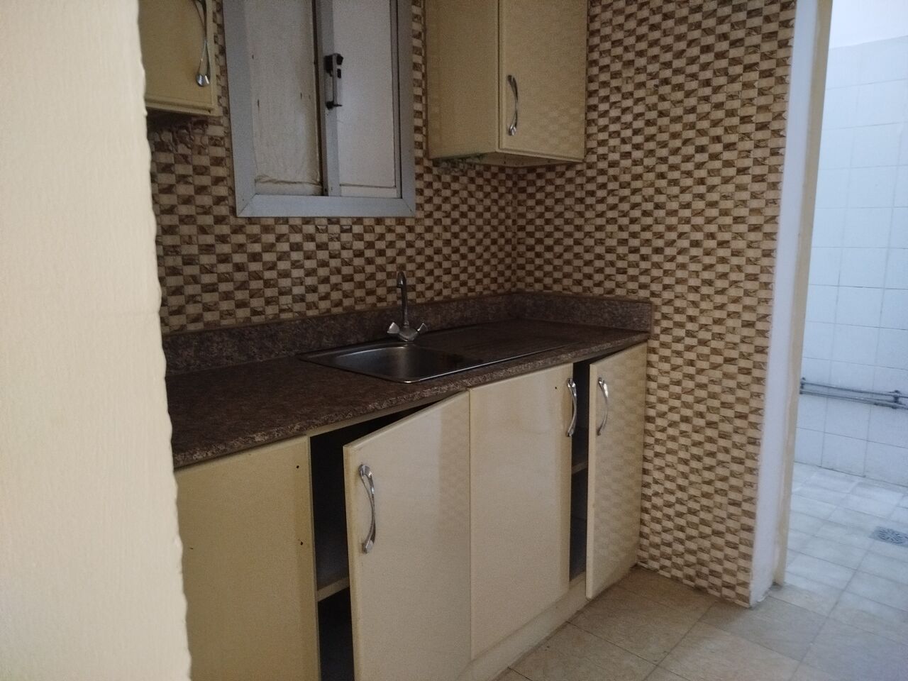Salmaniya, Apartments, Flats, Houses & Villas, BHD 140/month,  Studio,  1Bath Kitchen. 1Room Studio Flat Including Electricity. In -(((Salmaniya)))