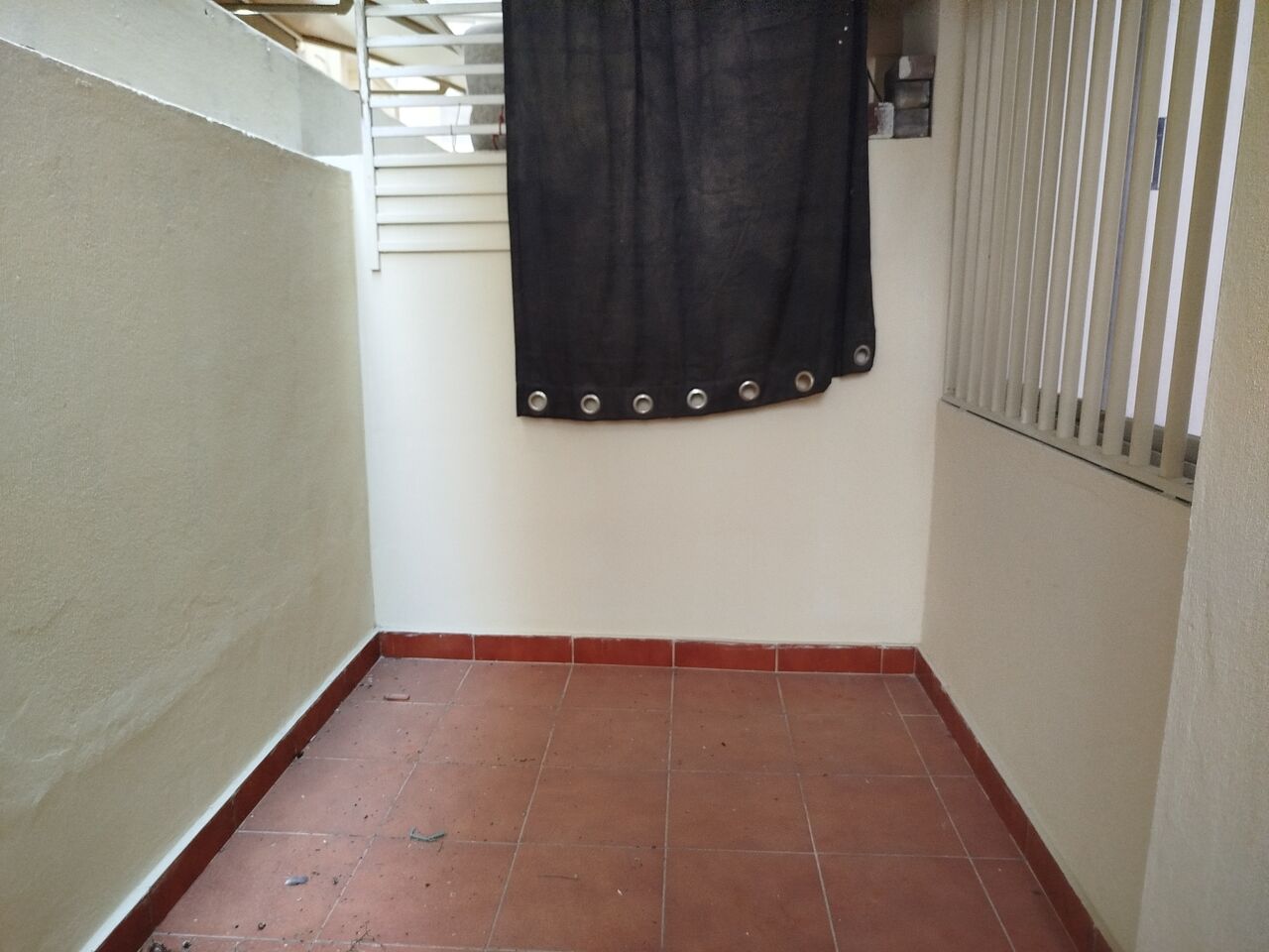 Salmaniya, Apartments, Flats, Houses & Villas, BHD 140/month,  Studio,  1Bath Kitchen. 1Room Studio Flat Including Electricity. In -(((Salmaniya)))