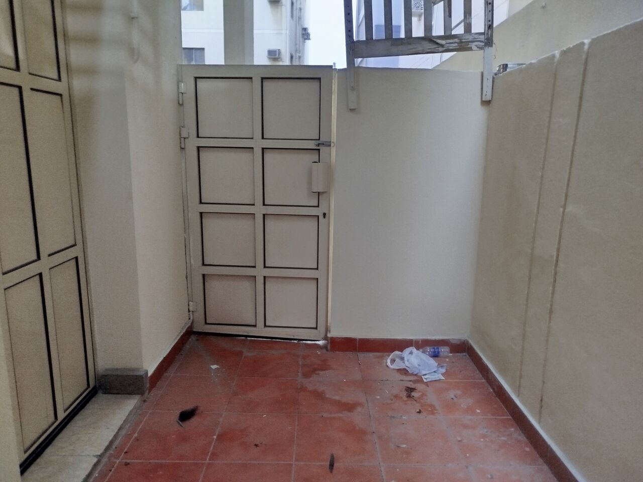 Salmaniya, Apartments, Flats, Houses & Villas, BHD 140/month,  Studio,  1Bath Kitchen. 1Room Studio Flat Including Electricity. In -(((Salmaniya)))