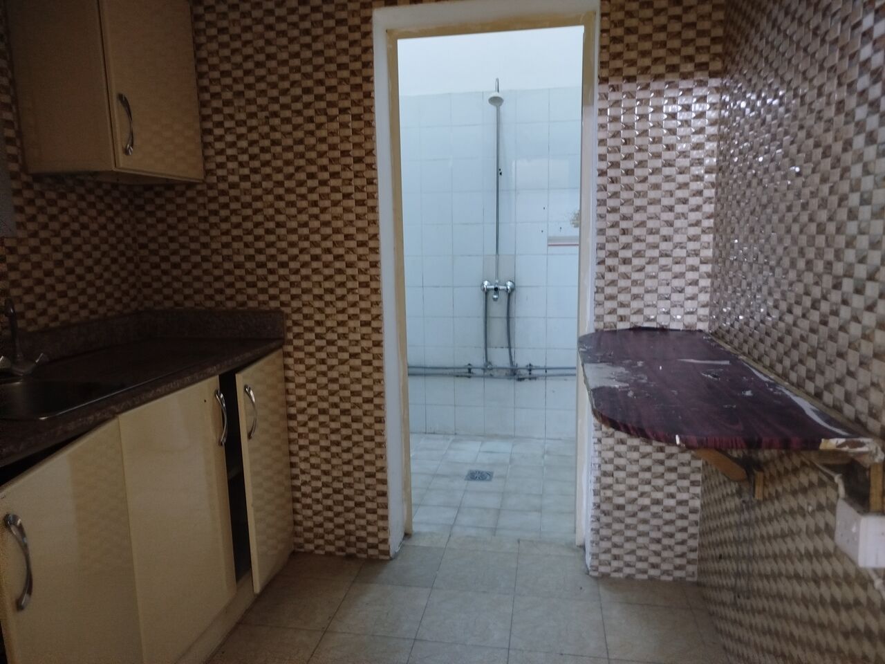 Salmaniya, Apartments, Flats, Houses & Villas, BHD 140/month,  Studio,  1Bath Kitchen. 1Room Studio Flat Including Electricity. In -(((Salmaniya)))