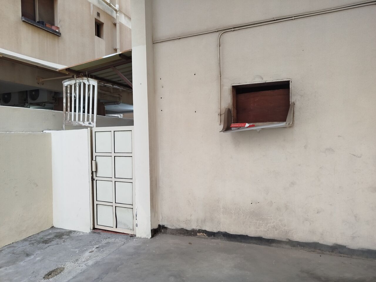 Salmaniya, Apartments, Flats, Houses & Villas, BHD 140/month,  Studio,  1Bath Kitchen. 1Room Studio Flat Including Electricity. In -(((Salmaniya)))