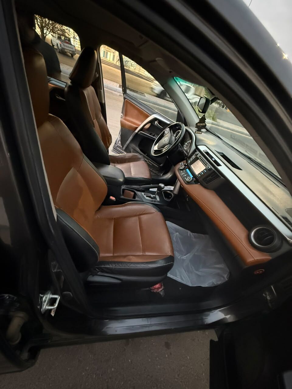 Abqaiq, Vehicles, Cars & Trucks , SAR 55000,  Toyota RAV4,  2016,  Automatic,  380000 KM,  RAV4 -  Full Option (Top Variant Keyless).