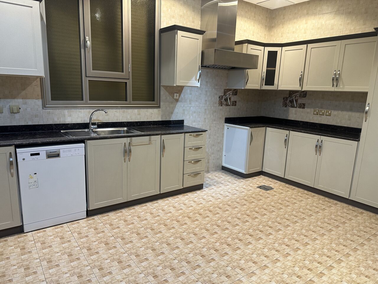 Kuwait City, Apartments, Flats, Houses & Villas, KWD 750/month,  4 BR,  400 Sq. Meter,  Floor On Fnaitees