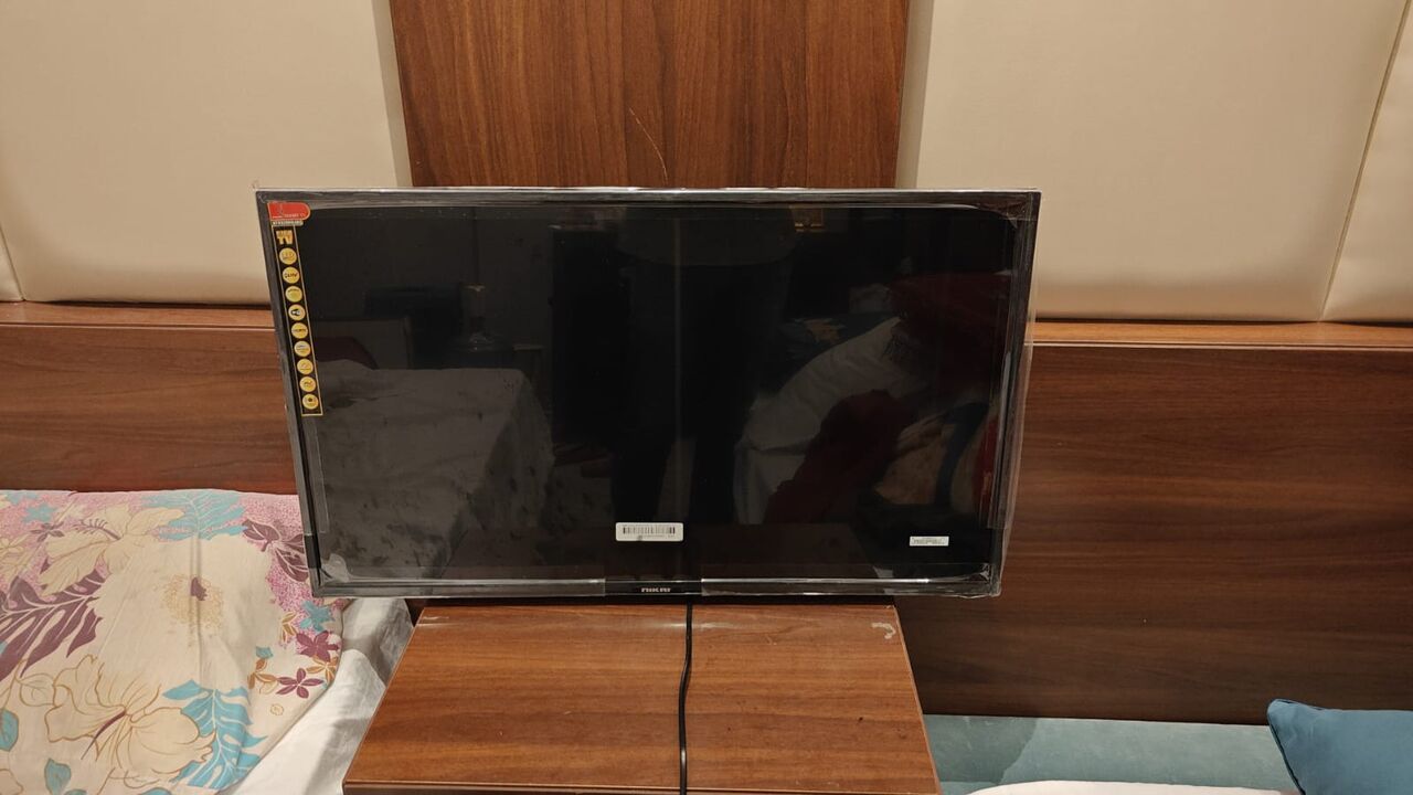 Al Yarmouk, Electronics, SAR 1700,  A 32 Inch TV, A Washing Machine, A Foldable Wooden Stand & A Plastic Table With 4 Chairs