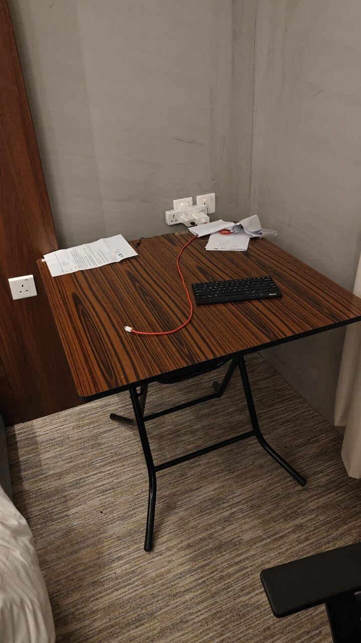 Al Yarmouk, Electronics, SAR 1700,  A 32 Inch TV, A Washing Machine, A Foldable Wooden Stand & A Plastic Table With 4 Chairs