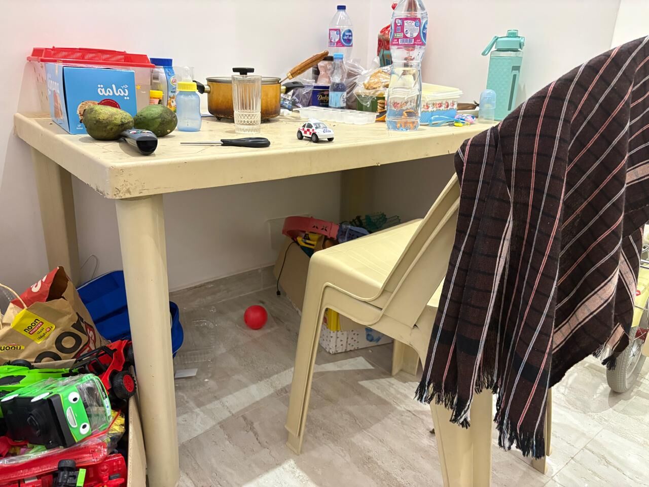 Al Yarmouk, Electronics, SAR 1700,  A 32 Inch TV, A Washing Machine, A Foldable Wooden Stand & A Plastic Table With 4 Chairs