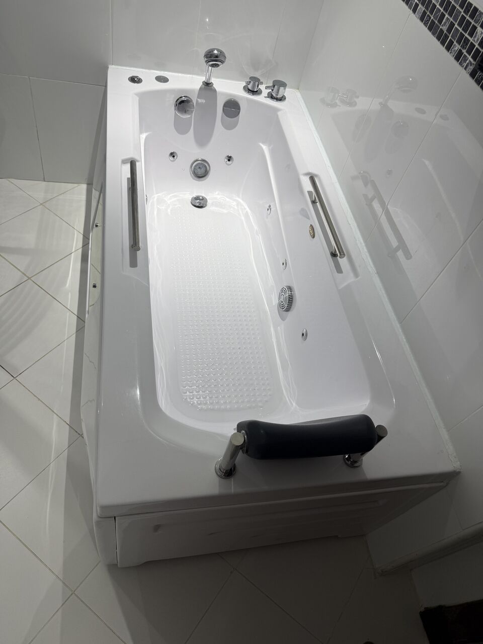 Juffair, Household Items, BHD 200,  GAT Whirlpool Jacuzzi Bathtub In Excellent Condition.