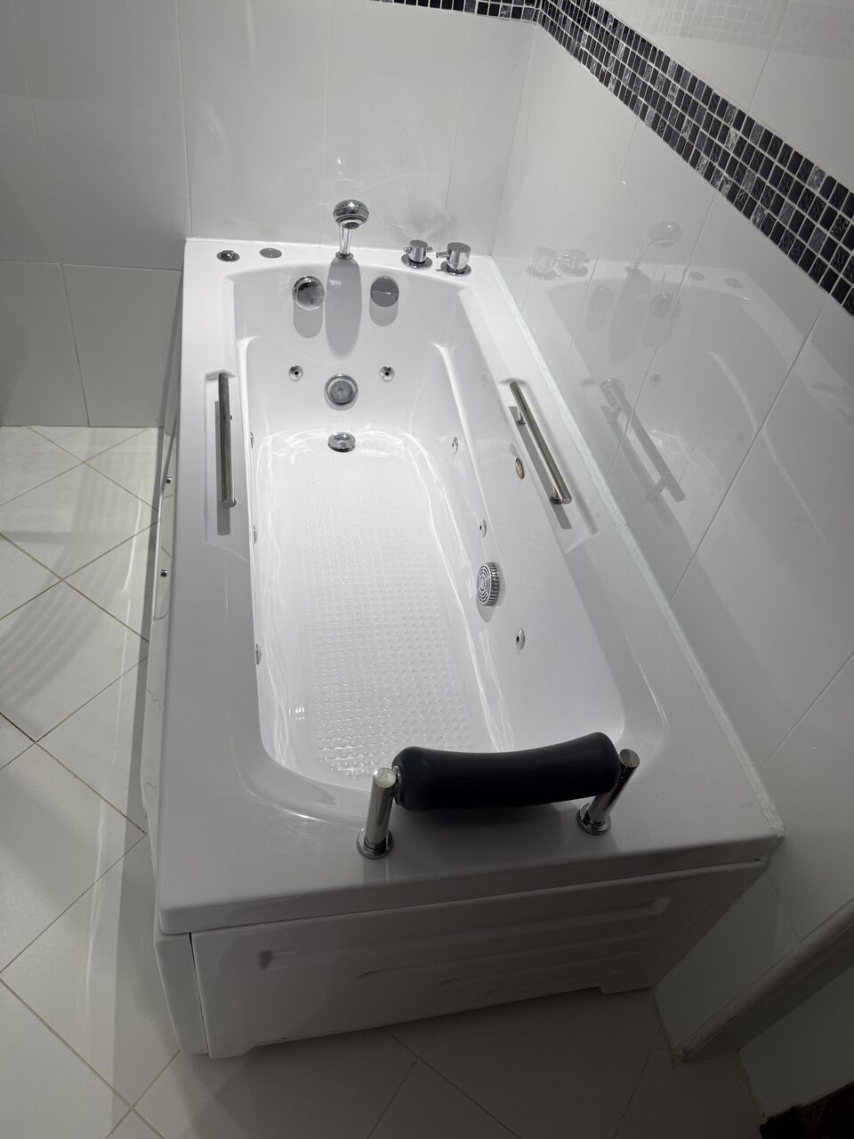 Juffair, Household Items, BHD 200,  GAT Whirlpool Jacuzzi Bathtub In Excellent Condition.