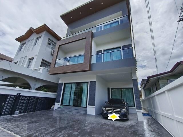 Bangkok, Real Estate For Sale, THB 38000000,  4 BR,  50 Sq. Feet,  3-storey Detached House For Sale, 50 Sq M, Soi Sukhumvit 65, Complete With Furniture And