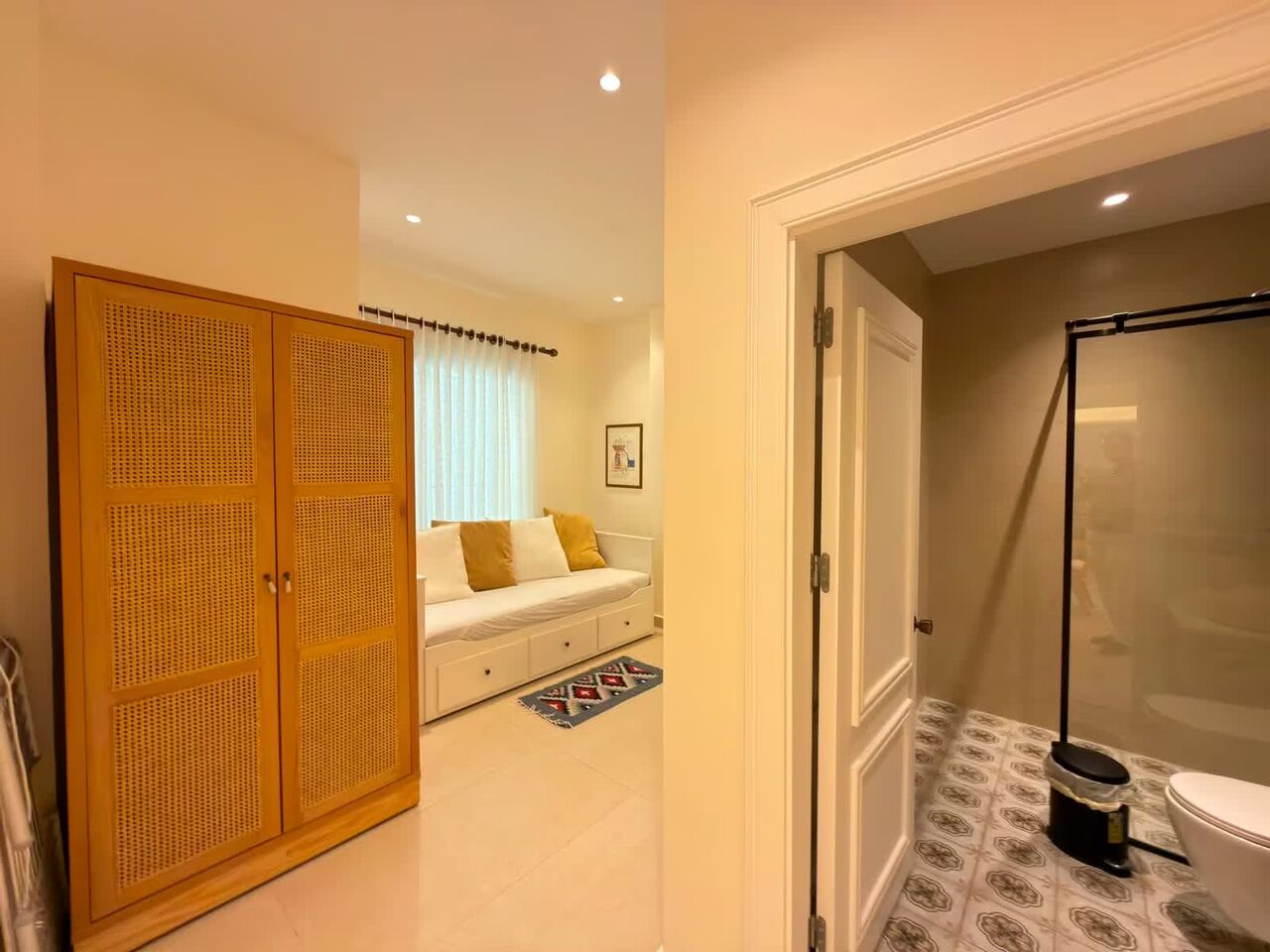 Amman, Apartments, Flats, Houses & Villas, JOD 24000/year,  Furnished,  3 BR,  Where The City Comes Alive &mdash; Rainbow Street