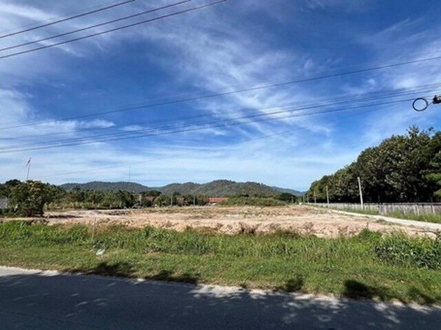 Bangkok, Real Estate For Sale, THB 2300000,  6 BR,  3377 Sq. Feet,  Land For Sale In Ban Bueng Chonburi, Land 8 Rai 1 Ngan 77 Square Wa, Light Yellow Area.