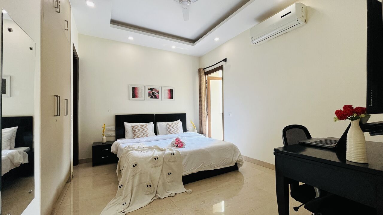 Gurgaon, Apartments, Flats, Houses & Villas, INR 3500/day,  Furnished,  Studio,  325 Sq. Feet,  Studio Apartment Dlf Cyber City