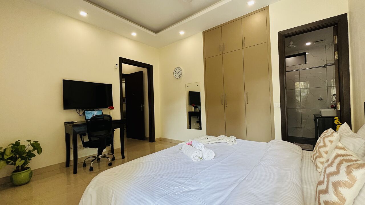 Gurgaon, Apartments, Flats, Houses & Villas, INR 3500/day,  Furnished,  Studio,  325 Sq. Feet,  Studio Apartment Dlf Cyber City
