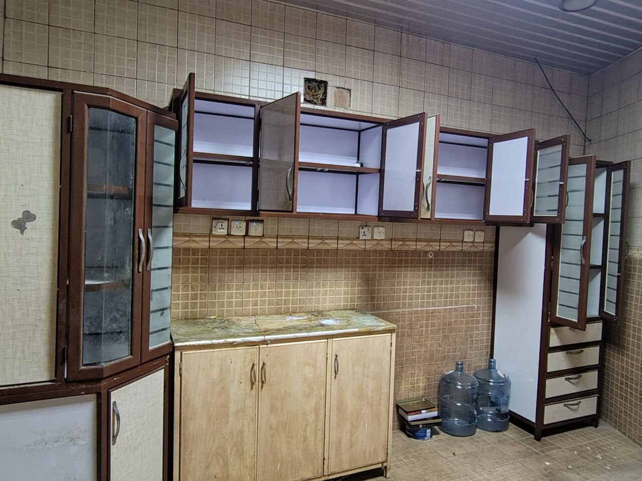 Al Wizarat, Air Conditioners, SAR 1200,  Want To Sell Ac And Kitchen Cabinet Both In Very Good Condition