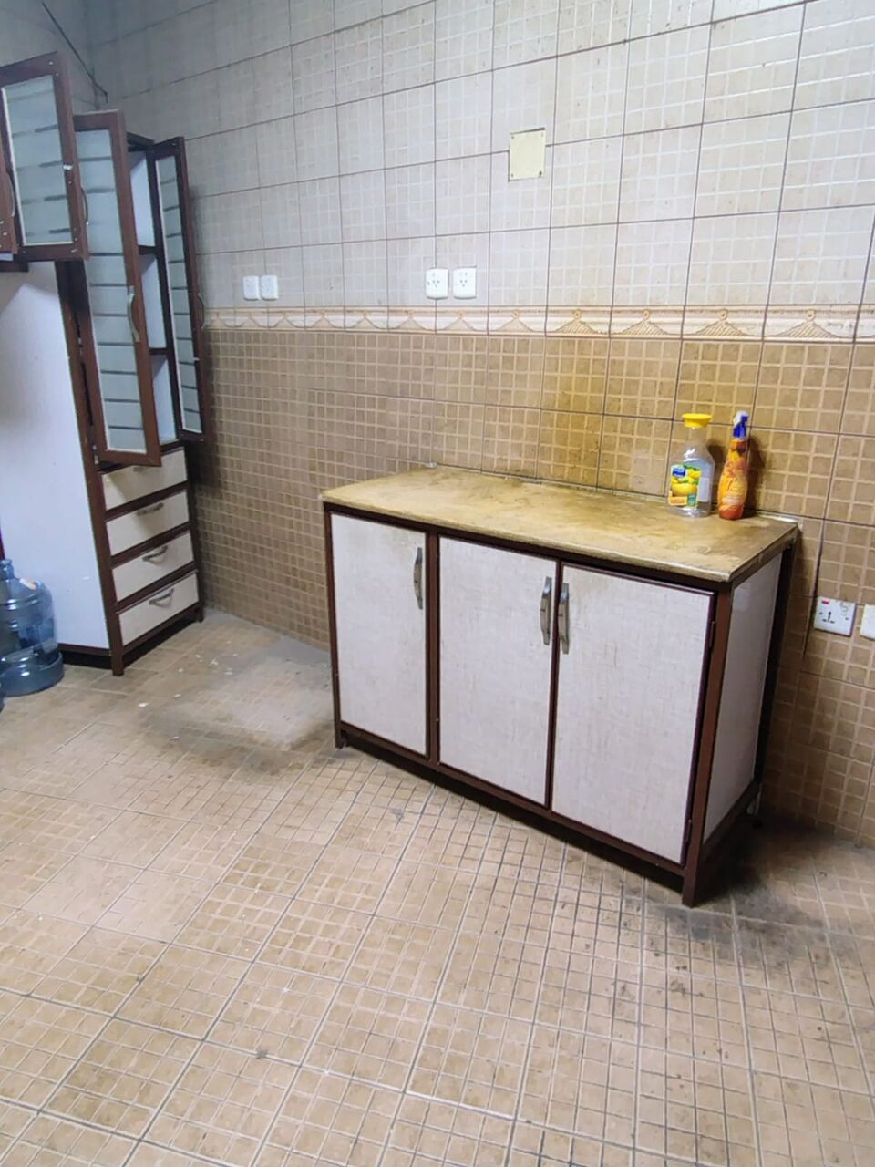 Al Wizarat, Air Conditioners, SAR 1200,  Want To Sell Ac And Kitchen Cabinet Both In Very Good Condition