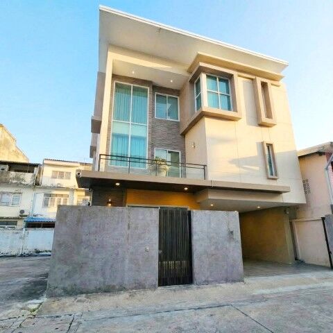 Bangkok, Villas, THB 49998,  30 Sq. Feet,  Single House For Rent, 3 Floors, 4 Bedrooms, MRT Ramintra Km. 4, 200 M., Thanommit Market