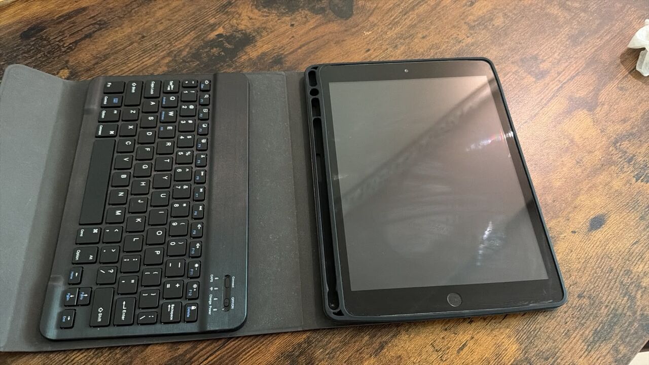 Al Malqa, Tablet Computers, SAR 550,  Apple IPad 7th Generation With Keyboard Case
