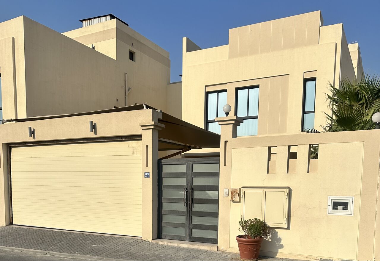 Manama, Villas, BHD 700,  1200 Sq. Meter,  Luxurious Semifurnished Home For Rent