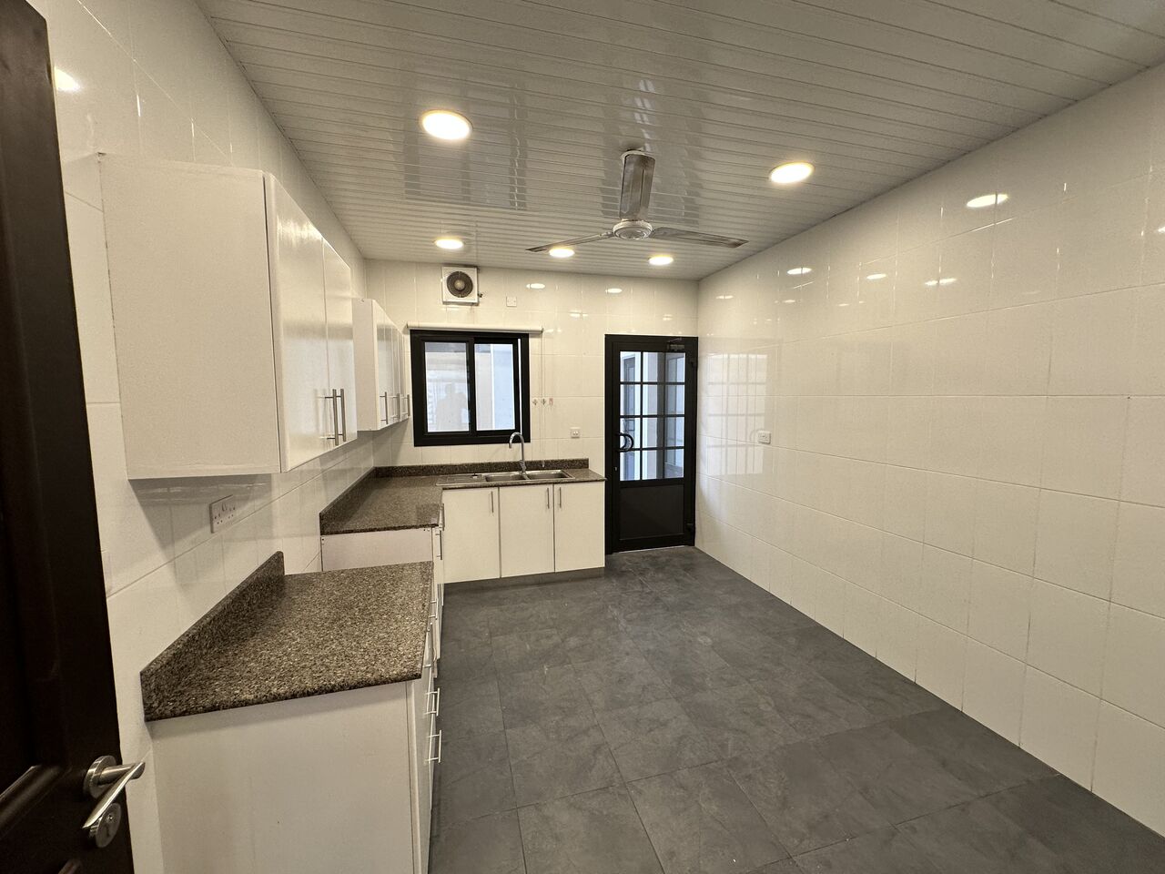 Manama, Villas, BHD 700,  1200 Sq. Meter,  Luxurious Semifurnished Home For Rent