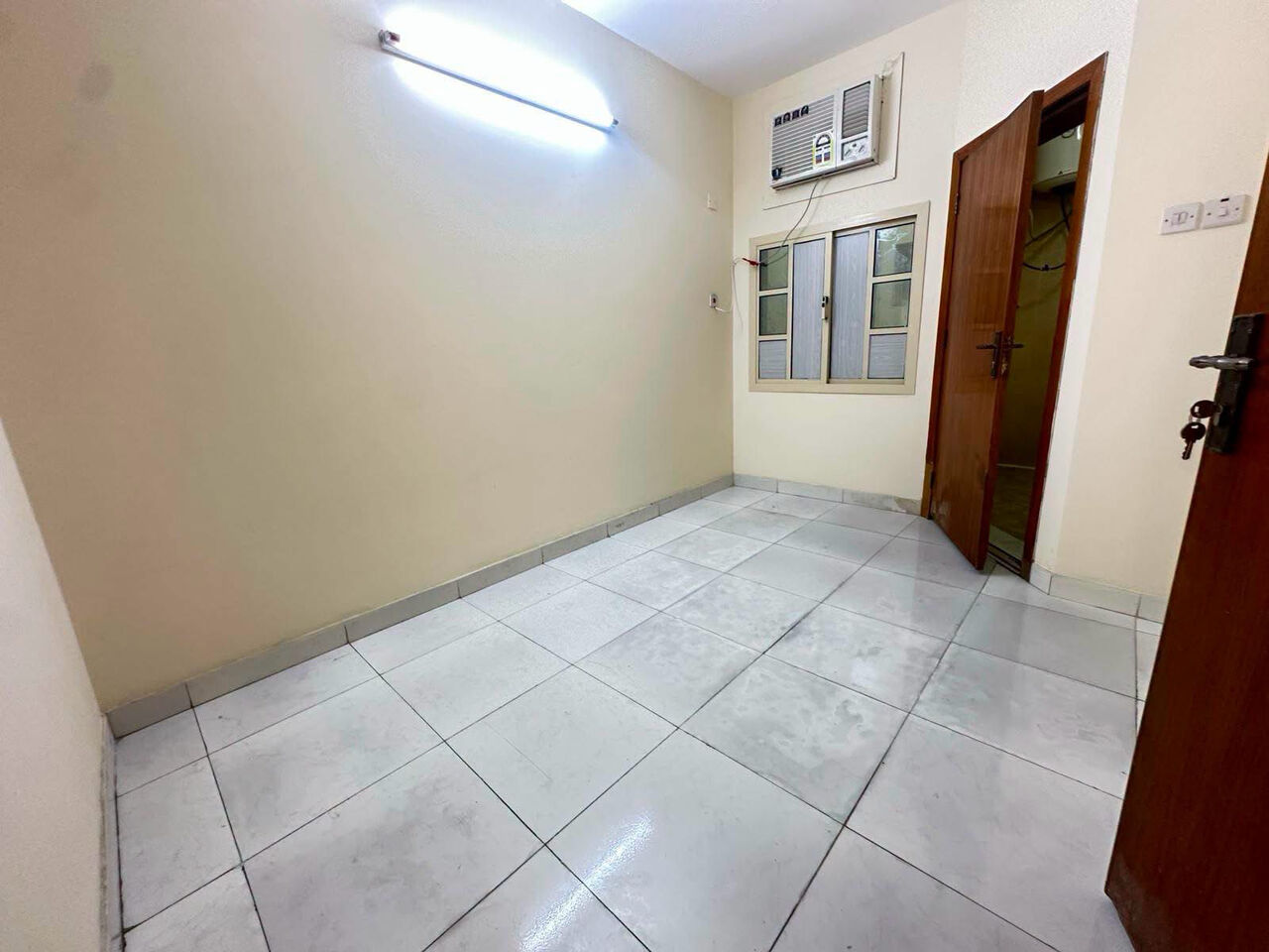 Gudaibiya, Apartments, Flats, Houses & Villas, BHD 250/month,  2 BR,  Gudaibiya:- 2BHK Unfurnished Flat On Rent With A/Cs.  Bd 250/- With Ewa.