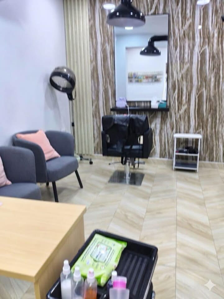 Hoora, Shops, BHD 600,  Hoora:- Saloon For Rent.  Fully- Equipped Saloon For Rent With CR. 600bd Negotable