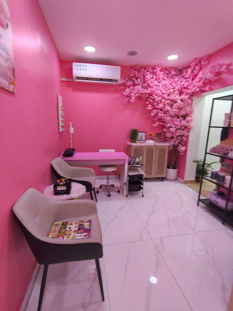 Hoora, Shops, BHD 600,  Hoora:- Saloon For Rent.  Fully- Equipped Saloon For Rent With CR. 600bd Negotable