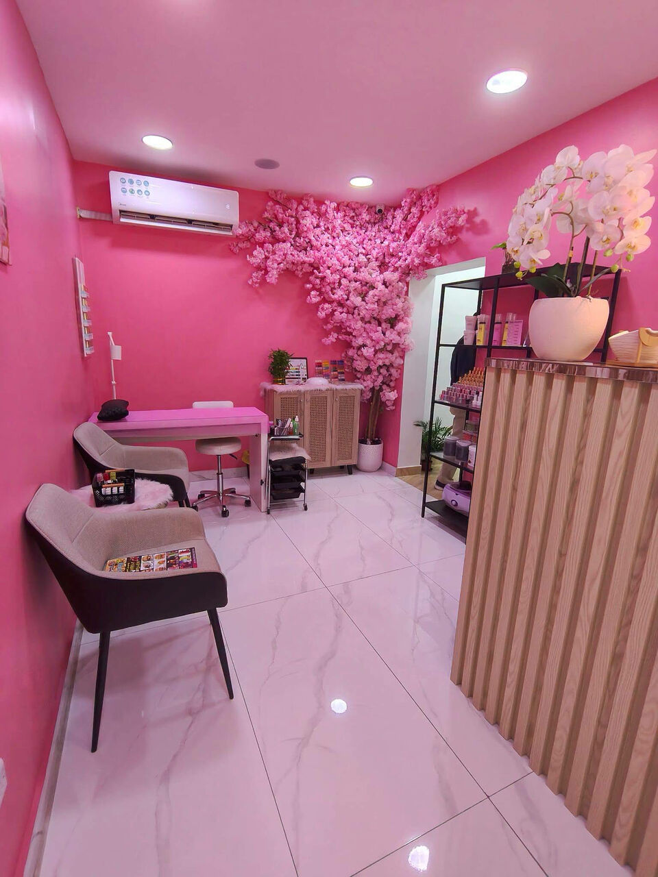 Hoora, Shops, BHD 600,  Hoora:- Saloon For Rent.  Fully- Equipped Saloon For Rent With CR. 600bd Negotable