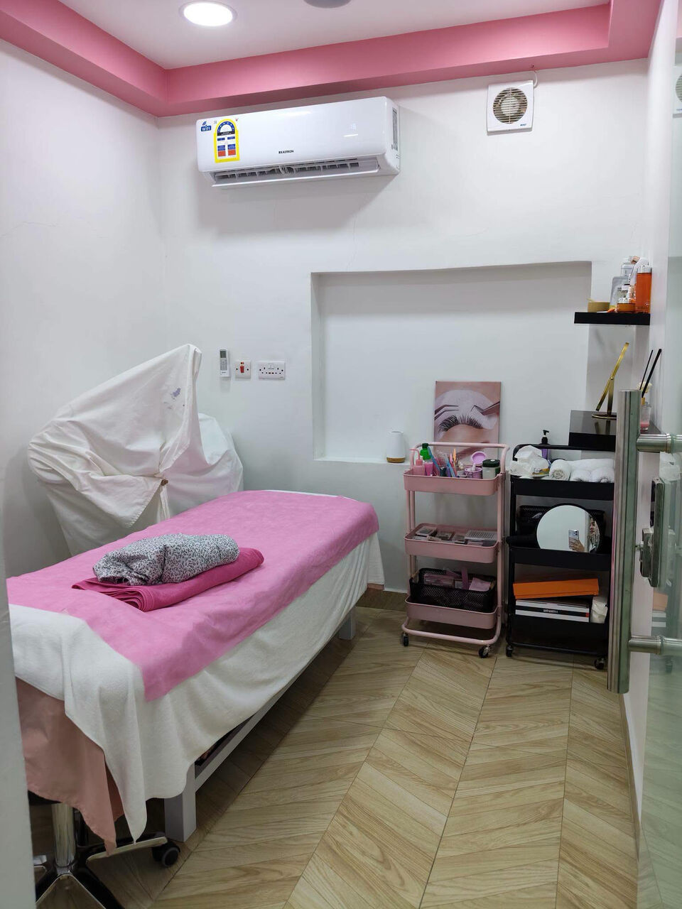 Hoora, Shops, BHD 600,  Hoora:- Saloon For Rent.  Fully- Equipped Saloon For Rent With CR. 600bd Negotable