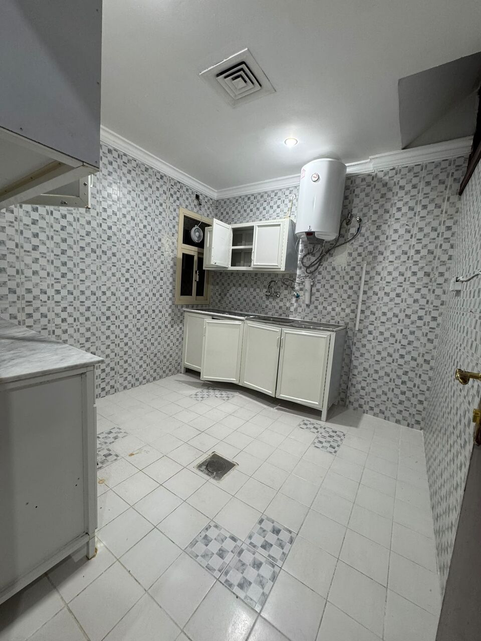 Salmiya, Apartments, Flats, Houses & Villas, KWD 330/month,  3 BR,  For Rent In Salmiya: Unfurnished 3-bedroom Apartment, Including A Master Bedroom.