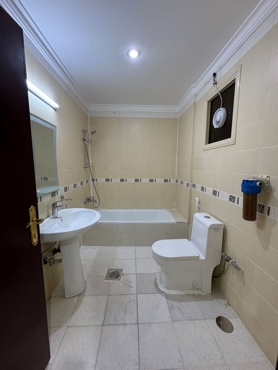 Salmiya, Apartments, Flats, Houses & Villas, KWD 330/month,  3 BR,  For Rent In Salmiya: Unfurnished 3-bedroom Apartment, Including A Master Bedroom.