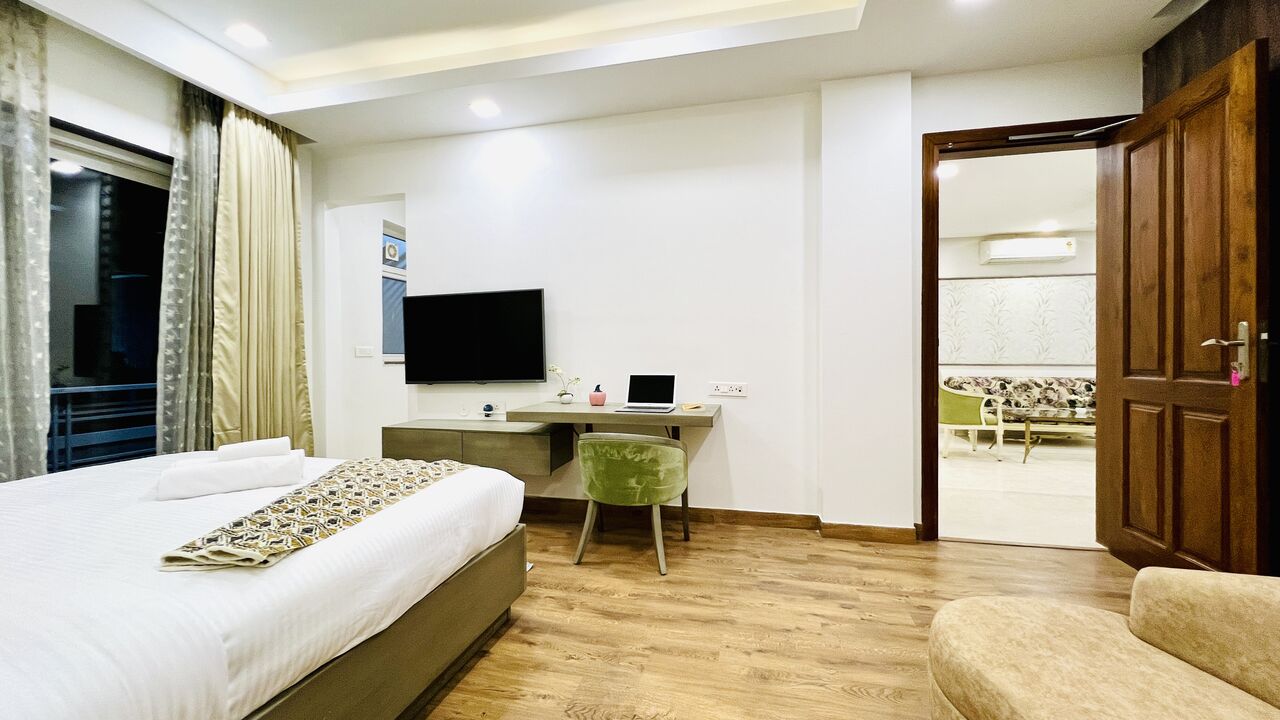Gurgaon, Apartments, Flats, Houses & Villas, INR 3500/day,  Furnished,  Studio,  375 Sq. Feet,  Luxury Studio Apartment  With Bathtub