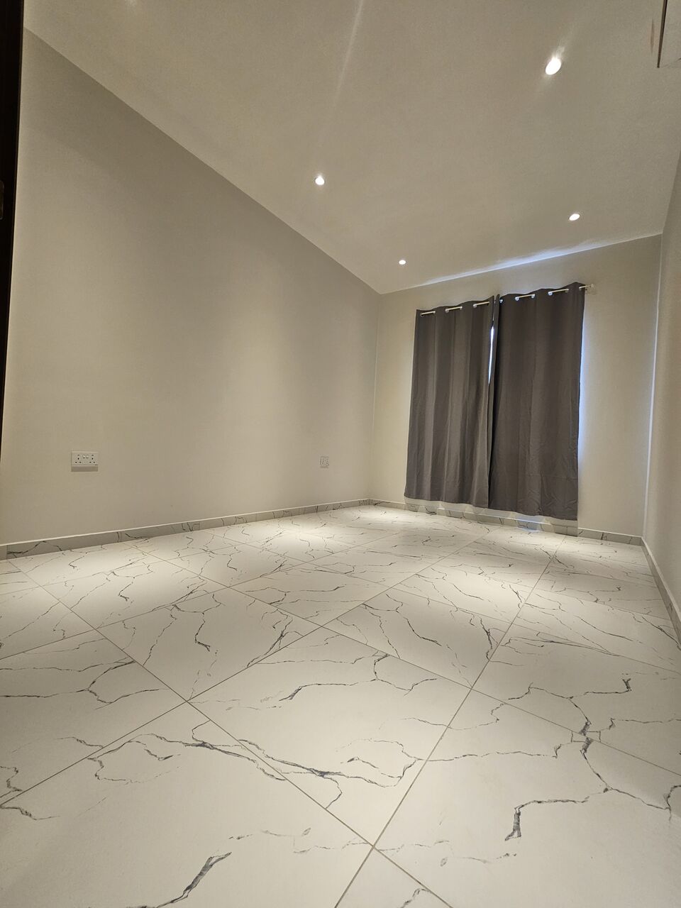 Salmaniya, Apartments, Flats, Houses & Villas, NEW SPACIOUS 2BHK FAMILY FLAT,Semi Furnished With EWA &PARKING @SALMANIYA.price. 240BD.