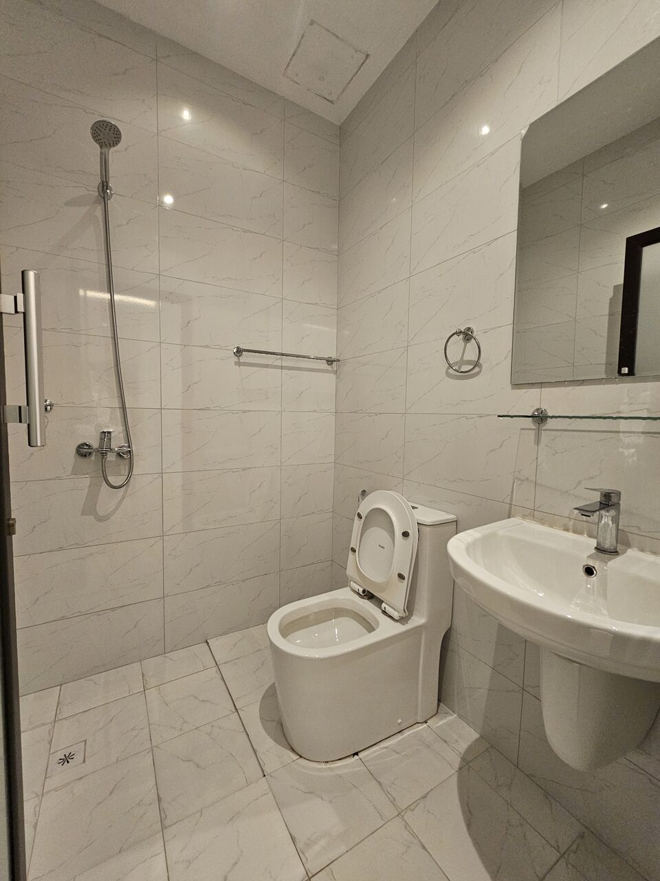 Salmaniya, Apartments, Flats, Houses & Villas, NEW SPACIOUS 2BHK FAMILY FLAT,Semi Furnished With EWA &PARKING @SALMANIYA.price. 240BD.