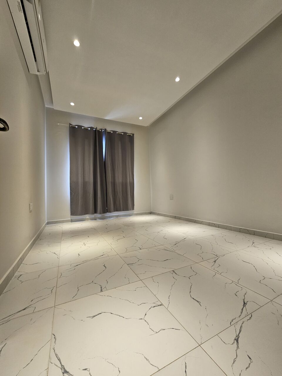 Salmaniya, Apartments, Flats, Houses & Villas, Furnished,  NEW SPACIOUS 2BHK FAMILY FLAT,Semi Furnished With EWA &PARKING @SALMANIYA.price. 240BD.
