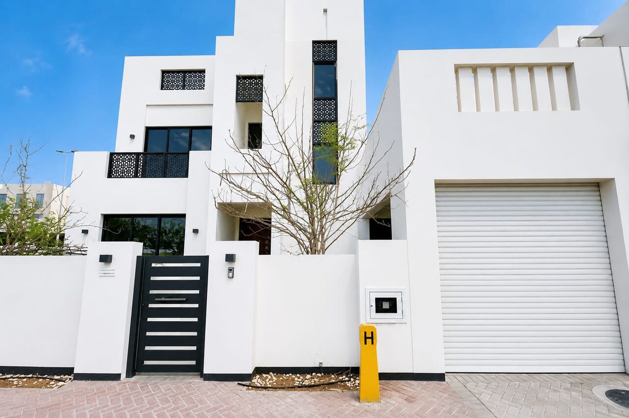 Amwaj Islands, Villas, BHD 550,  300 Sq. Meter,  Spacious 4 Bedrooms Semi Furnished Villa With Garden  In Diyar Al Muharraq