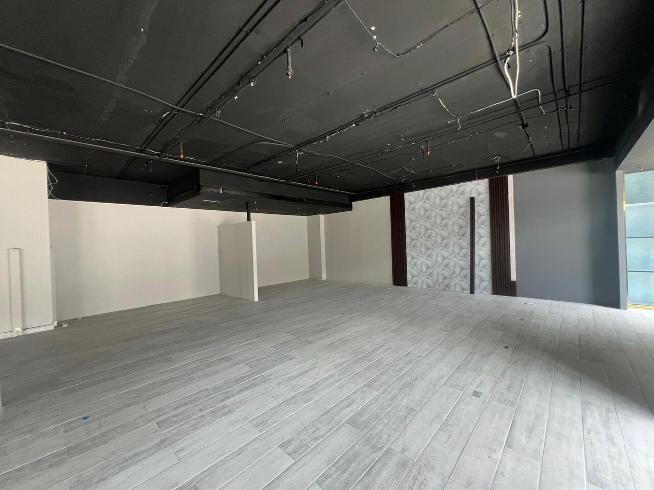Manama, Shops, BHD 1800,  464 Sq. Meter,  Spacious Highway-Facing Showroom For Rent In Khamis