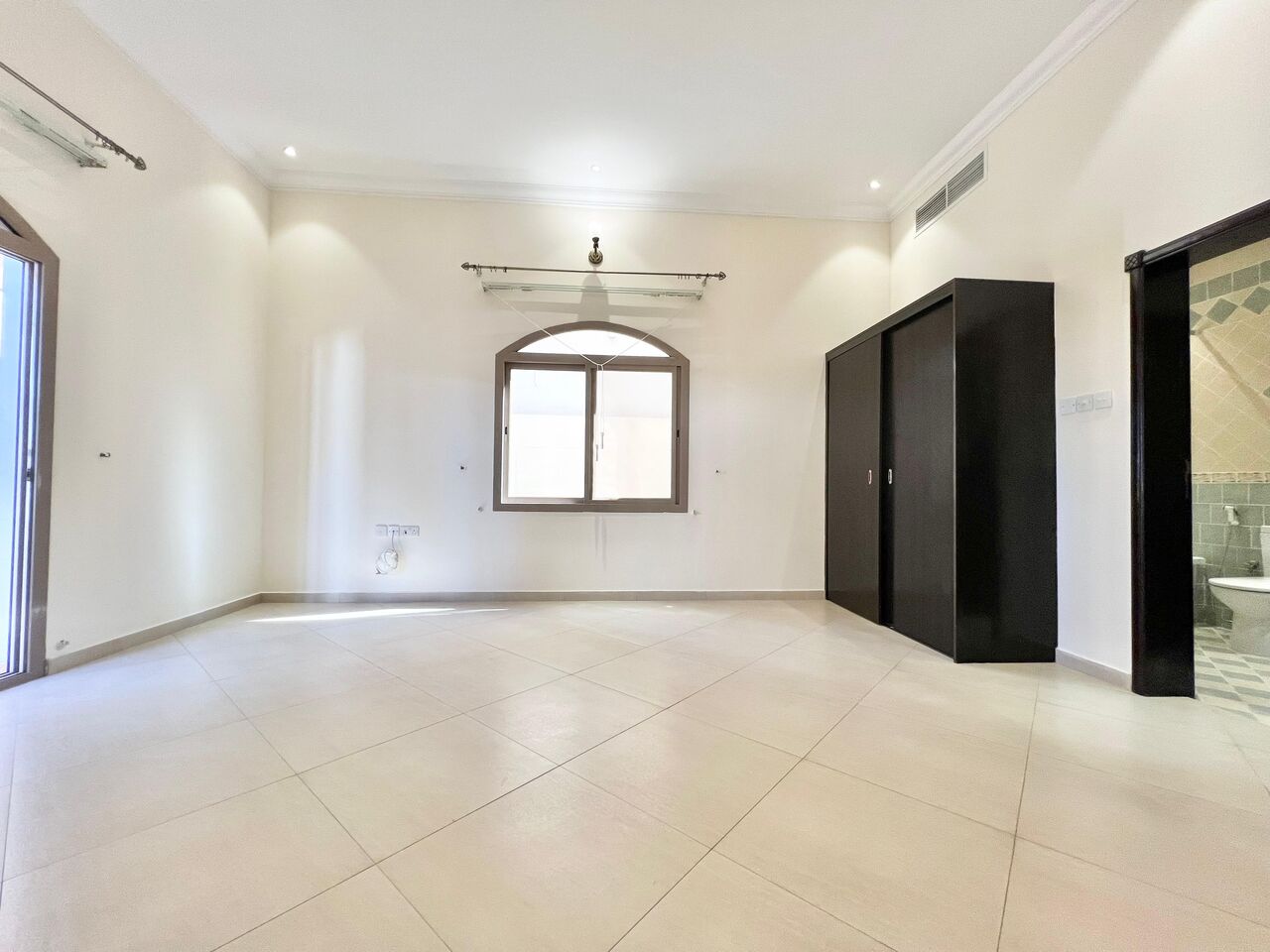 Saar, Villas, BHD 1000,  Furnished,  Spacious 6-Bedroom Private Villa For Rent In Saar
