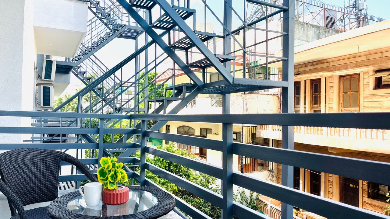 Gurgaon, Apartments, Flats, Houses & Villas, INR 4000/day,  Furnished,  Studio,  375 Sq. Feet,  Studio Apartment Dlf Cyber City