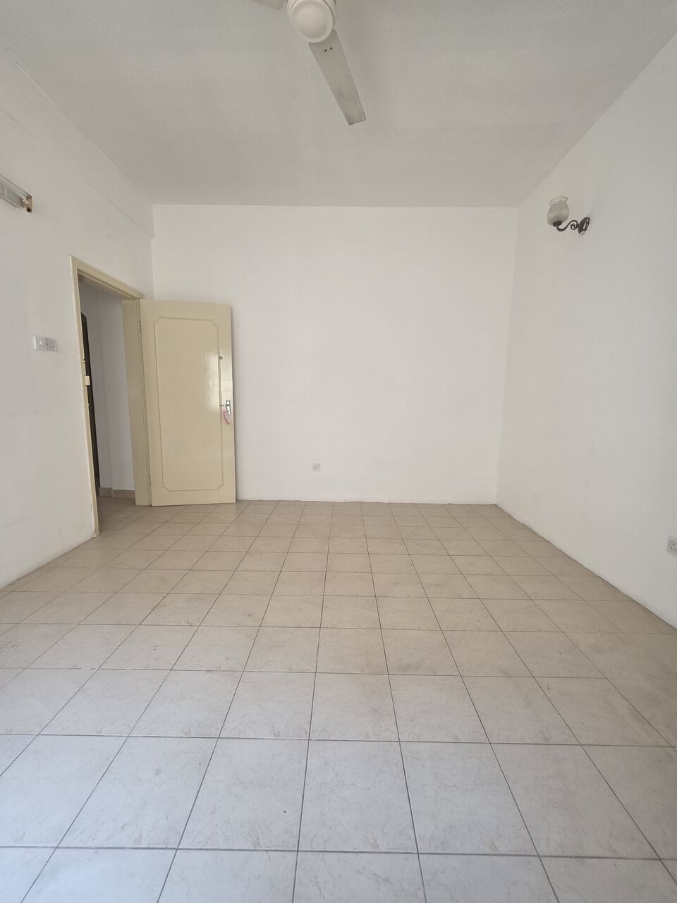Manama, Apartments, Flats, Houses & Villas, BHD 175/month,  2 BR,  @2BATHROOM Hall Kitchen Without Electricity Balcony
