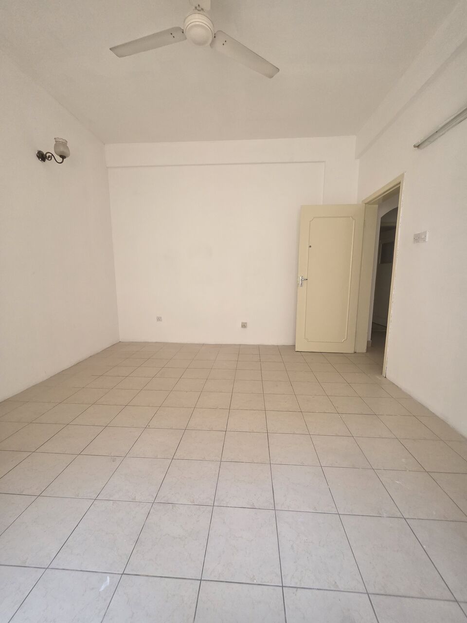 Manama, Apartments, Flats, Houses & Villas, BHD 175/month,  2 BR,  @2BATHROOM Hall Kitchen Without Electricity Balcony