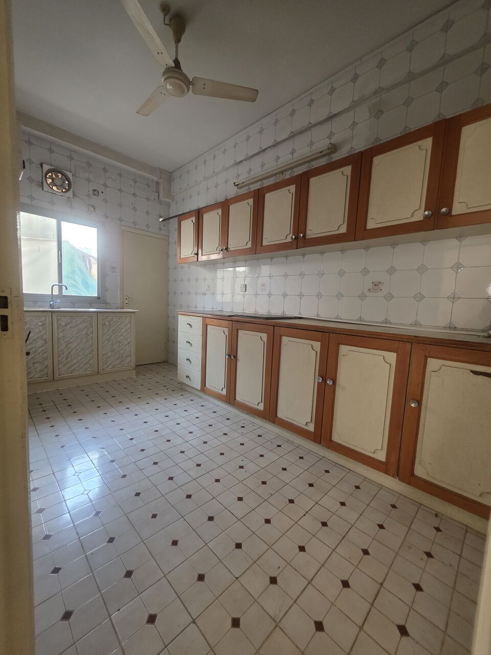 Manama, Apartments, Flats, Houses & Villas, BHD 175/month,  2 BR,  @2BATHROOM Hall Kitchen Without Electricity Balcony