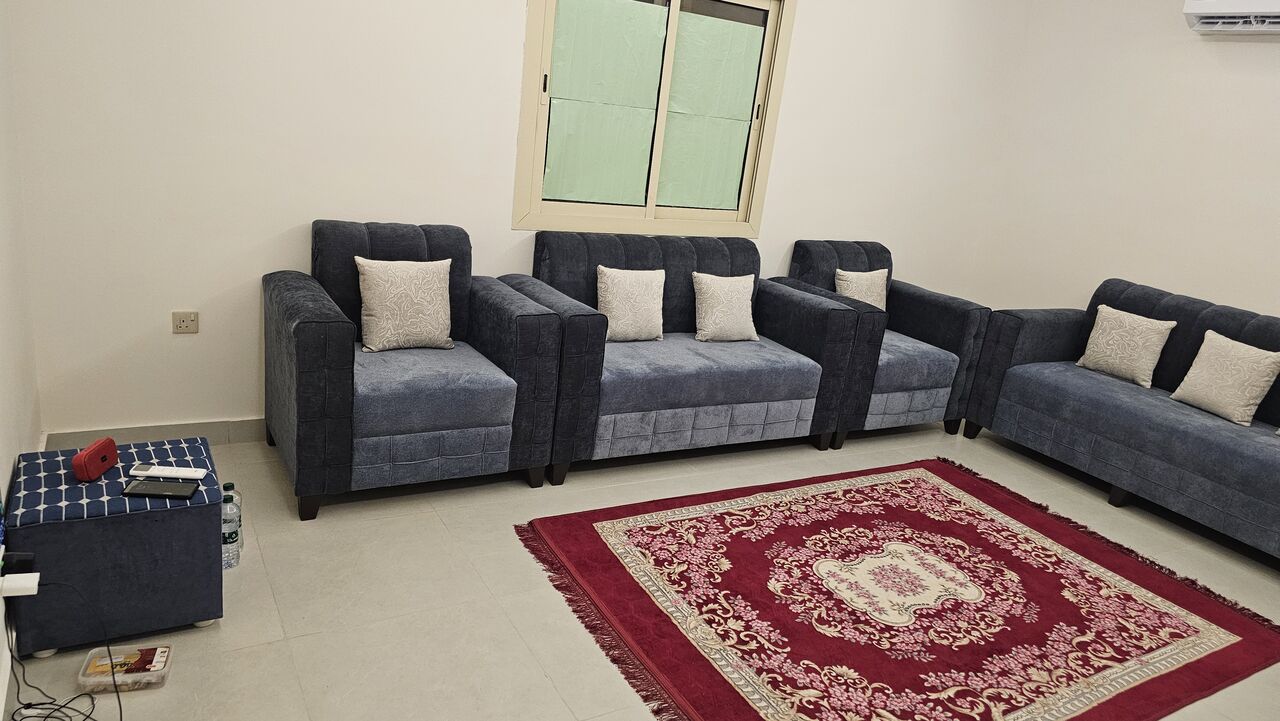 Riyadh, Furniture, SAR 800,  7 Days Old Like Brand New Condition Sofa For Sale - للبيع بشكل عاجل: أريكة تتسع لـ 7 أش