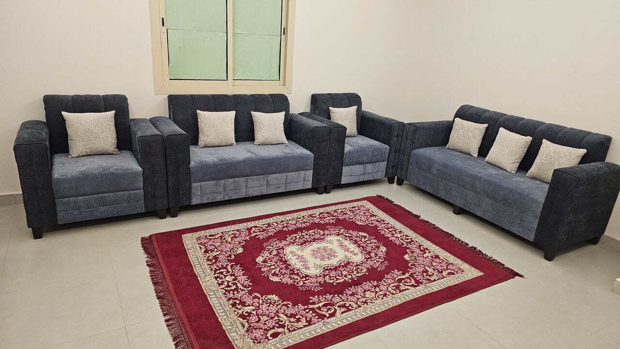 Riyadh, Furniture, SAR 800,  7 Days Old Like Brand New Condition Sofa For Sale - للبيع بشكل عاجل: أريكة تتسع لـ 7 أش
