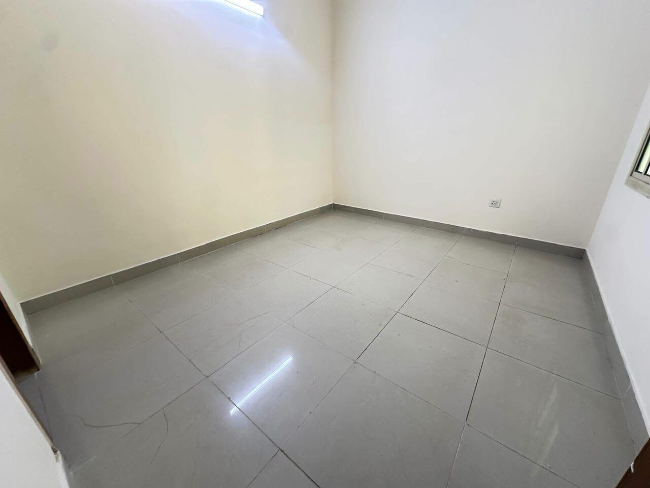 Gudaibiya, Apartments, Flats, Houses & Villas, BHD 350/month,  3 BR,  Gudaibiya:- Rooftop 3BHK Unfurnished Flat On Rent With A/Cs.  Bd 350/- With Unlimited Ewa.