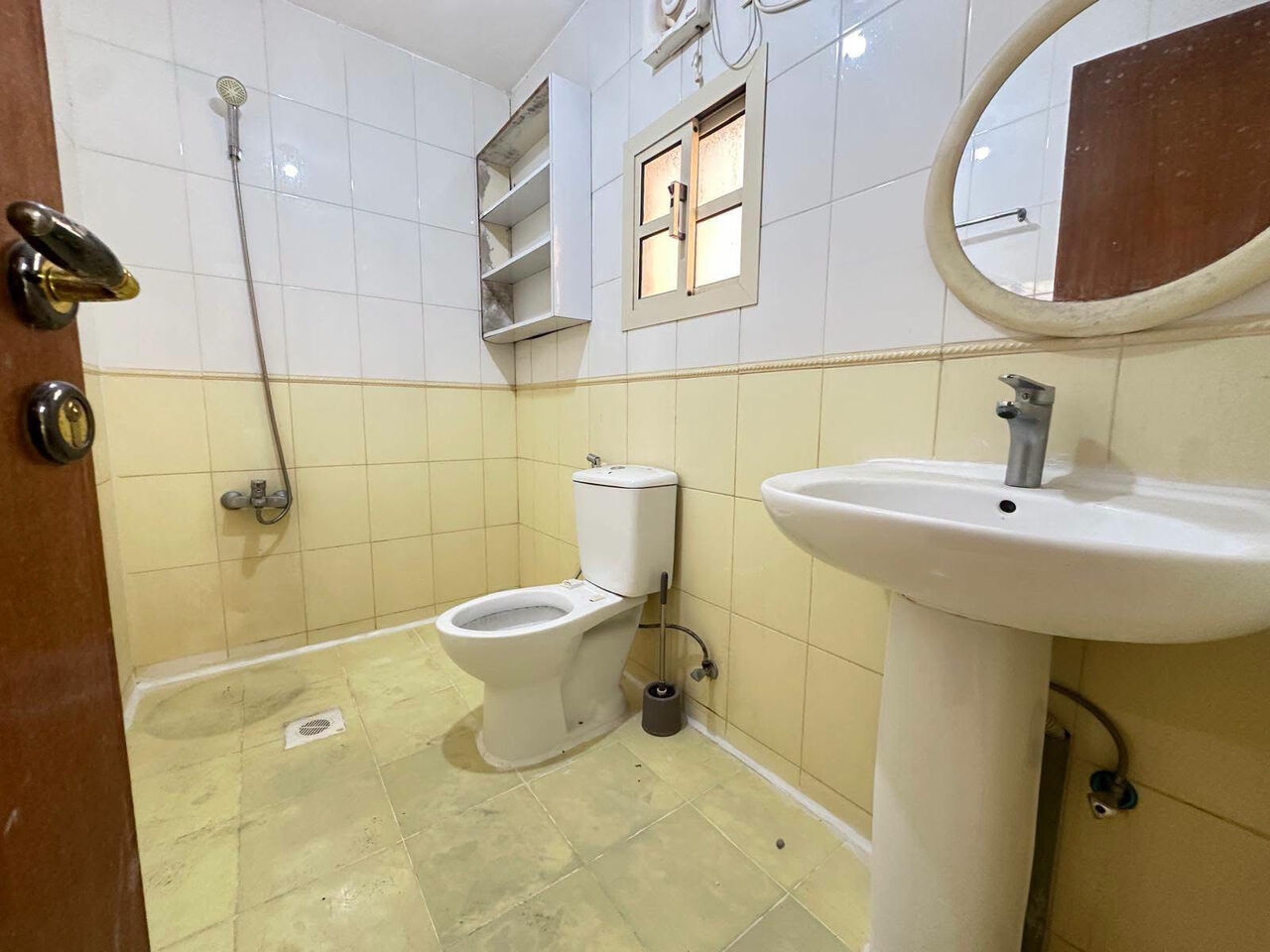 Gudaibiya, Apartments, Flats, Houses & Villas, BHD 350/month,  3 BR,  Gudaibiya:- Rooftop 3BHK Unfurnished Flat On Rent With A/Cs.  Bd 350/- With Unlimited Ewa.