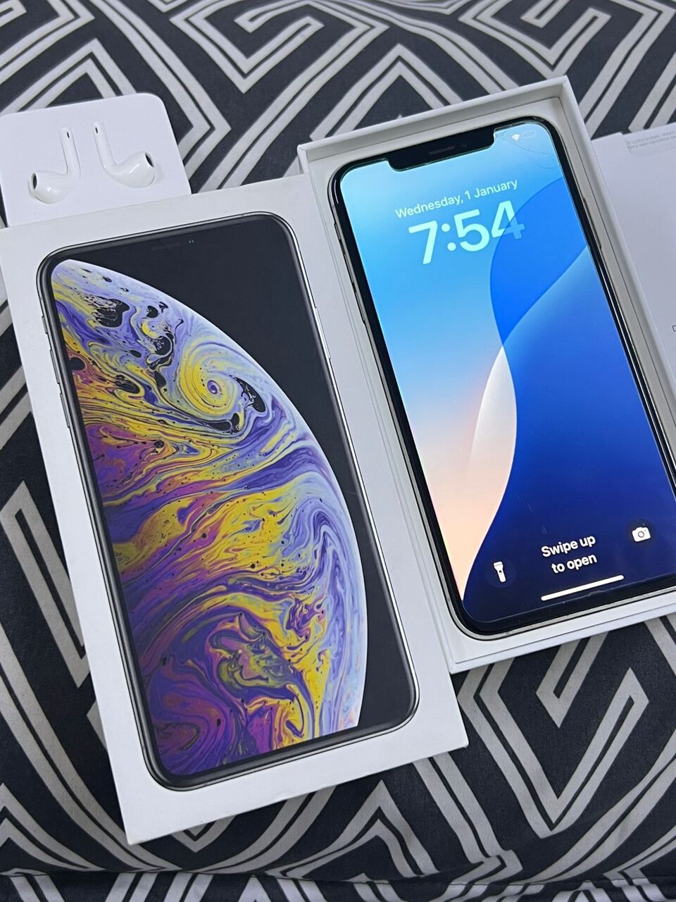 Riyadh, Mobile Phones, IPhone XS MAX 512 GB 100% Original Condition NEAT AND CLEAN  New Unbox From Jareer