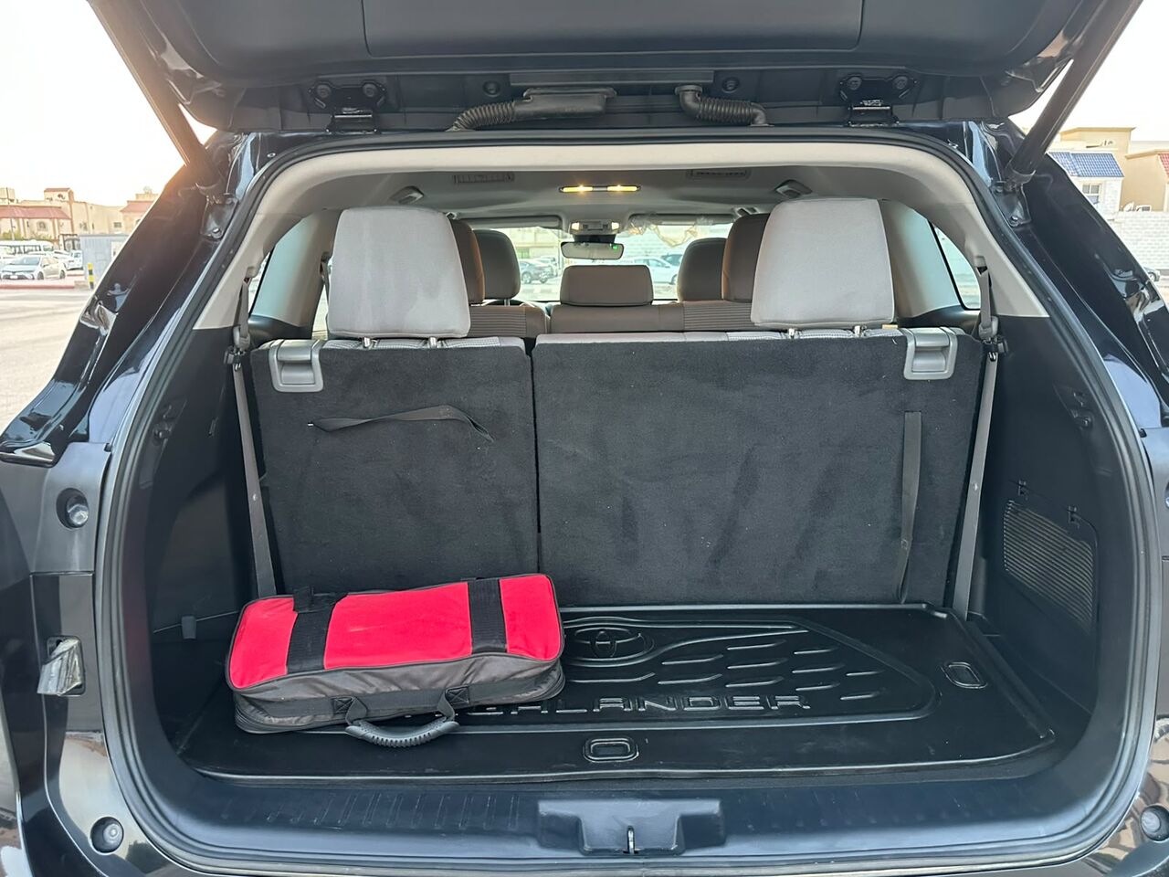 Riyadh, Vehicles, Cars & Trucks , SAR 127000,  Toyota Highlander Hybrid GLE,  2023,  Automatic,  53000 KM,   Toyota HGHLANDER GLE (HYBRID) 4x4 With Sunroof Very Low Odo And 100% Accident Free