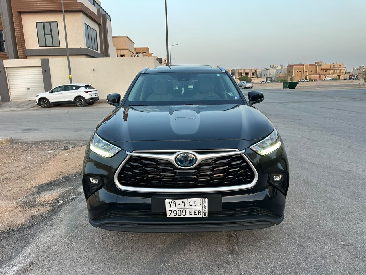 Riyadh, Vehicles, Cars & Trucks , SAR 127000,  Toyota Highlander Hybrid GLE,  2023,  Automatic,  53000 KM,   Toyota HGHLANDER GLE (HYBRID) 4x4 With Sunroof Very Low Odo And 100% Accident Free